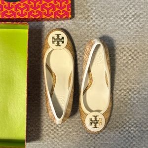 Tory Burch Sally wedge in raffia straw with cream and gold, size 6.5